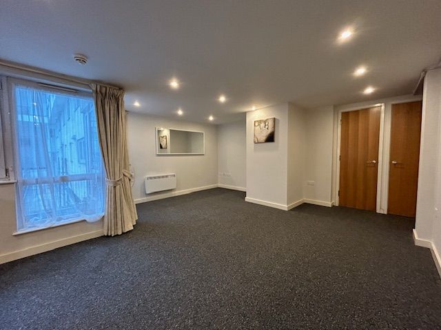 1 bed flat to rent in Beckhampton Street, Swindon SN1, £825 pcm
