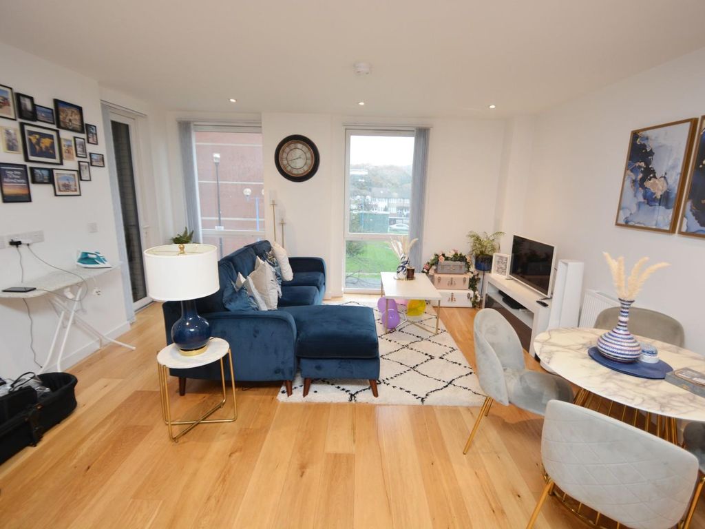 1 bed flat for sale in Kinglake House, St Bernards Gate, Addington Close, Southall UB2, £335,000