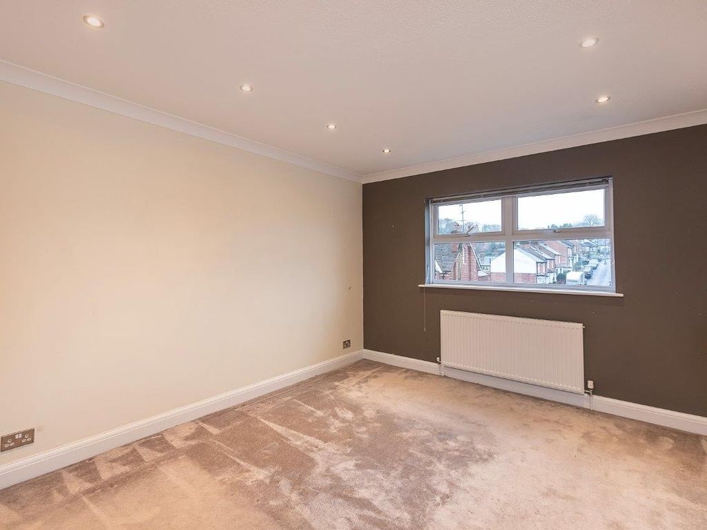 2 bed flat to rent in Hillside Road, Harpenden AL5, £1,600 pcm