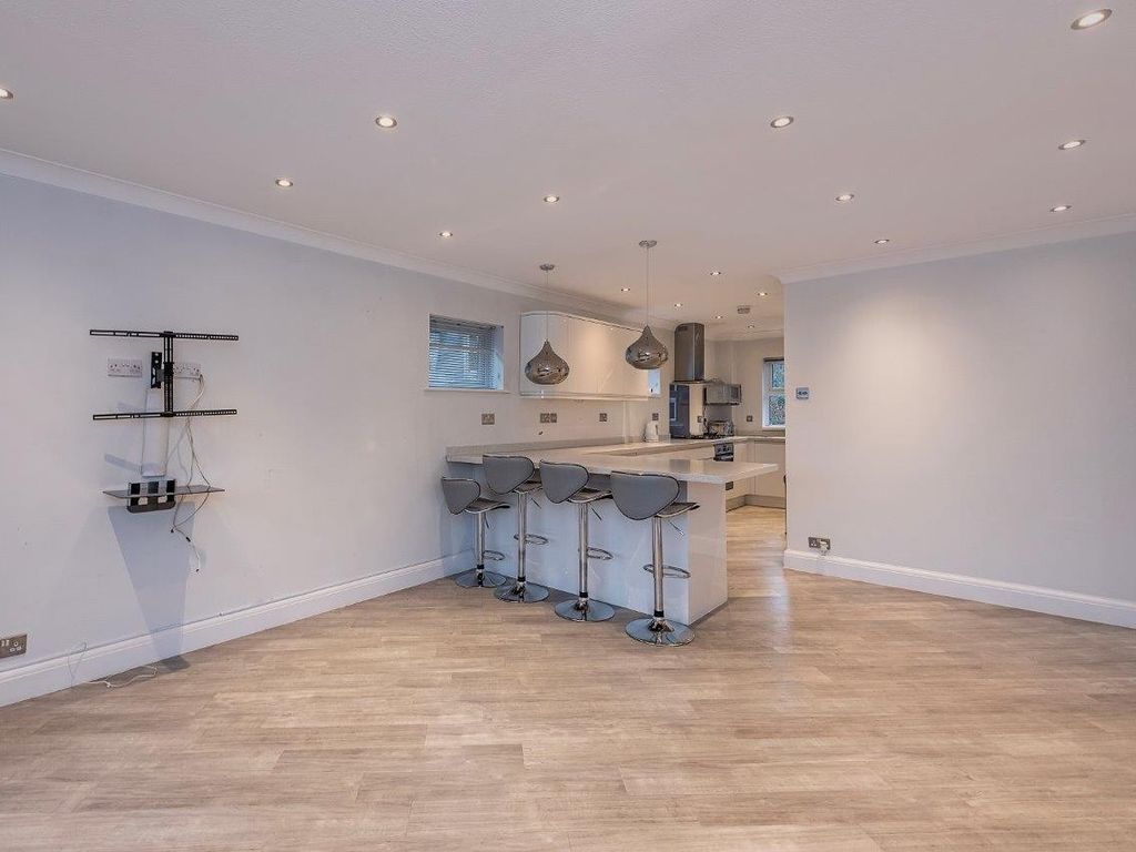 2 bed flat to rent in Hillside Road, Harpenden AL5, £1,600 pcm