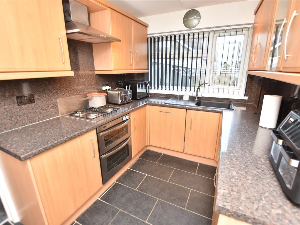 3 bed property for sale in Thornhill Way, Rogerstone, Newport NP10, £290,000