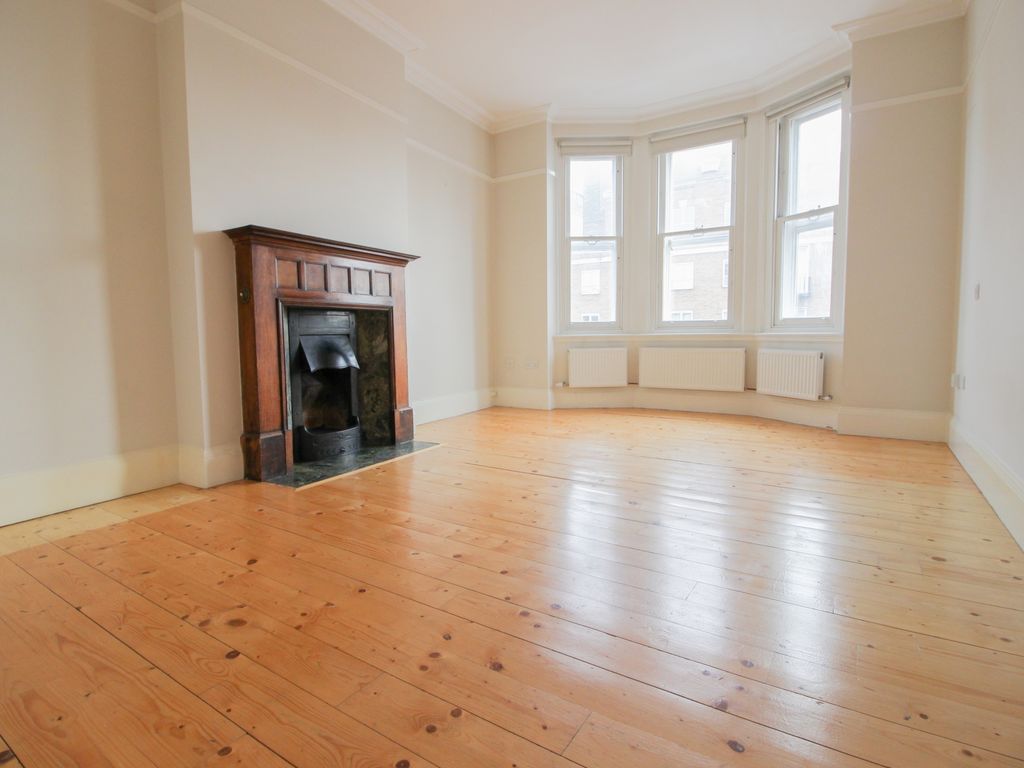 2 bed flat to rent in Mare Street, Hackney E8, £2,500 pcm