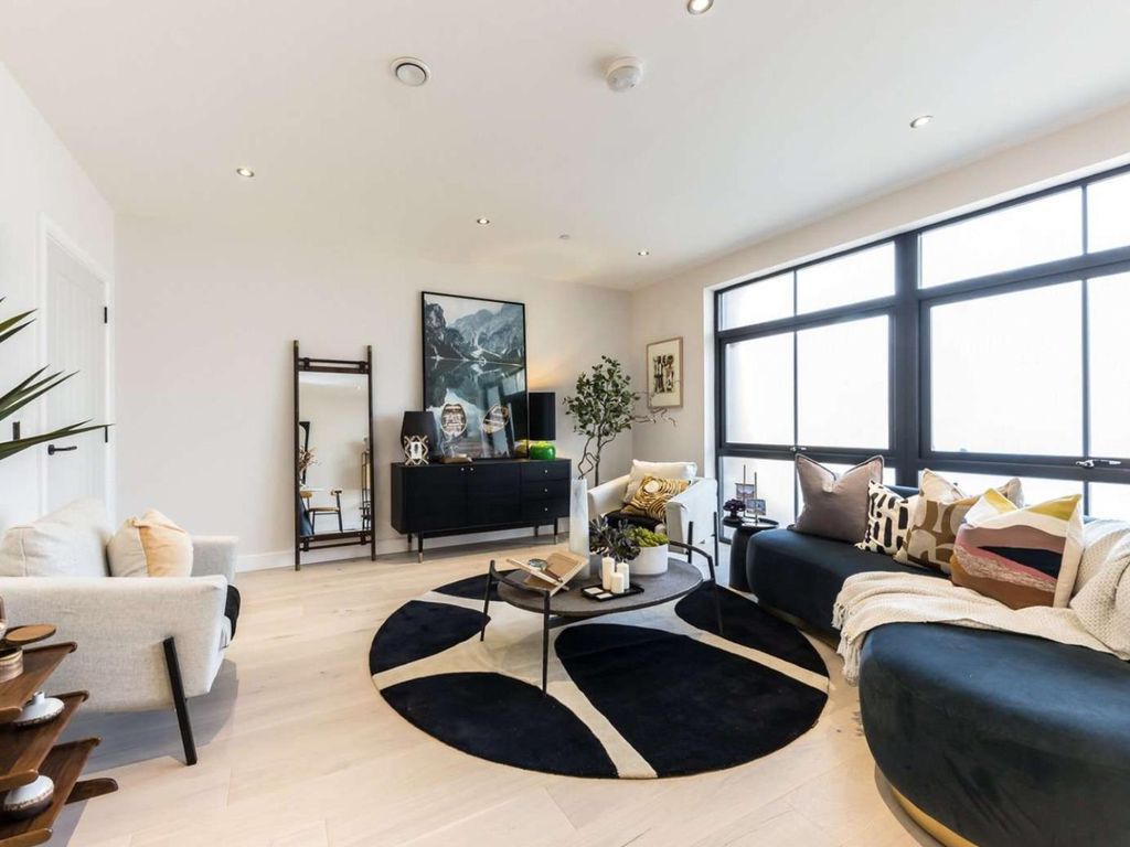 1 bed flat for sale in The Mall, London W5, £490,000