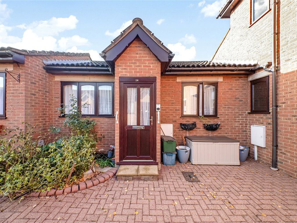 1 bed bungalow for sale in Bletchingley Close, Thornton Heath CR7, £150,000