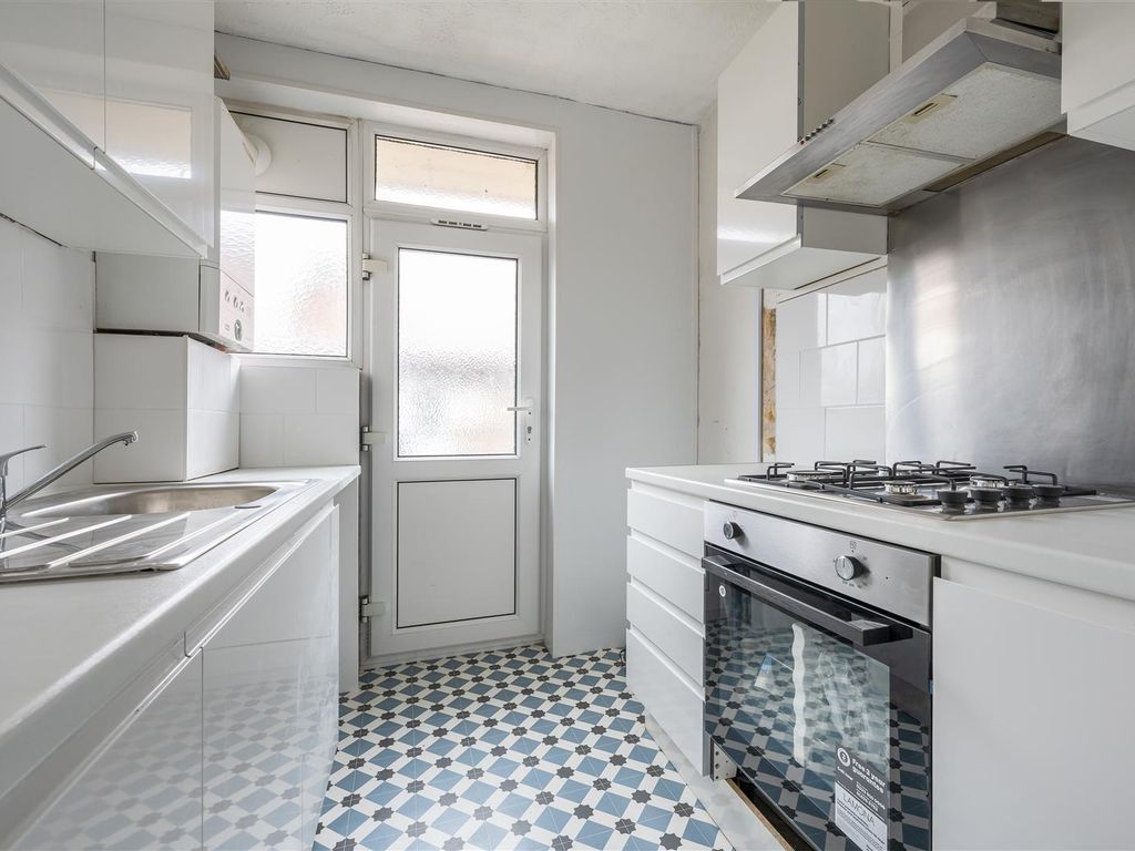 3 bed maisonette for sale in Kingsley Gardens, London E4, £345,000