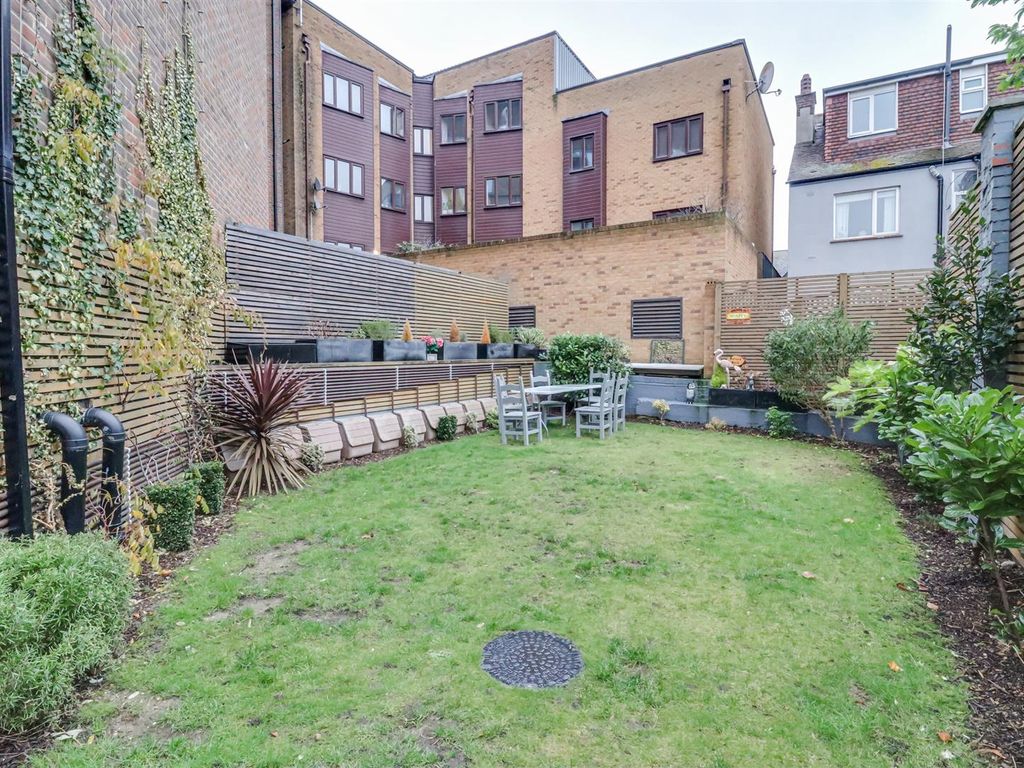2 bed flat for sale in The Corona, Leigh Road, Leigh-On-Sea SS9, £400,000