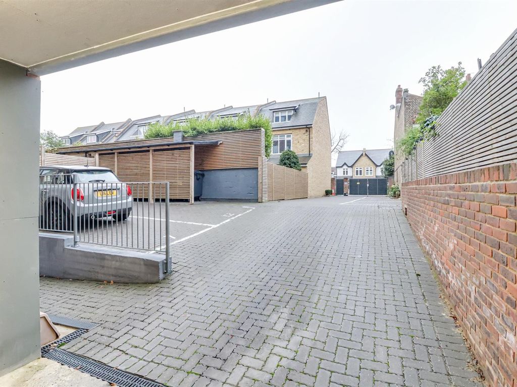 2 bed flat for sale in The Corona, Leigh Road, Leigh-On-Sea SS9, £400,000