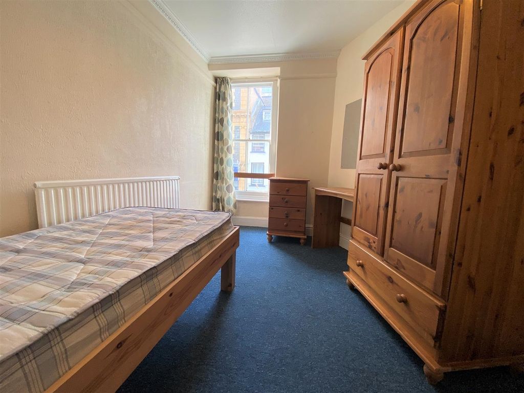 Room to rent in Portland Street, Aberystwyth SY23, £433 pcm