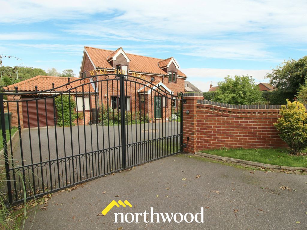 4 bed detached house for sale in South End, Thorne, Doncaster DN8, £350,000