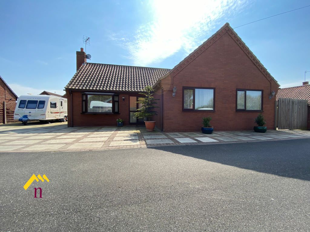 4 bed detached bungalow for sale in South End, Thorne, Doncaster DN8, £367,500