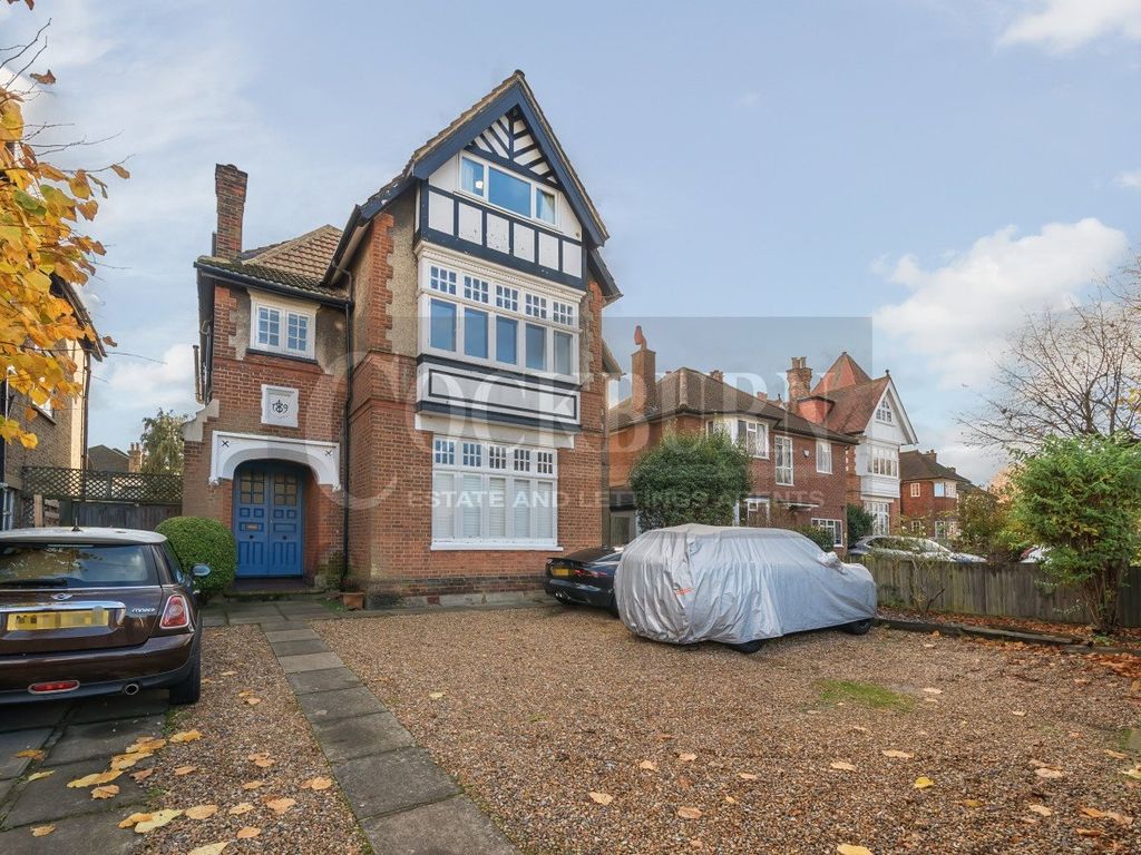2 bed flat for sale in Grove Park Road, Mottingham SE9, £525,000