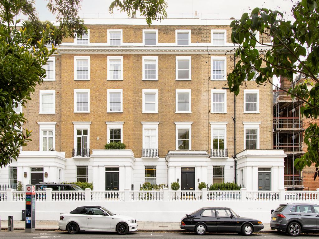 1 bed flat for sale in Ladbroke Grove, London W11, £495,000