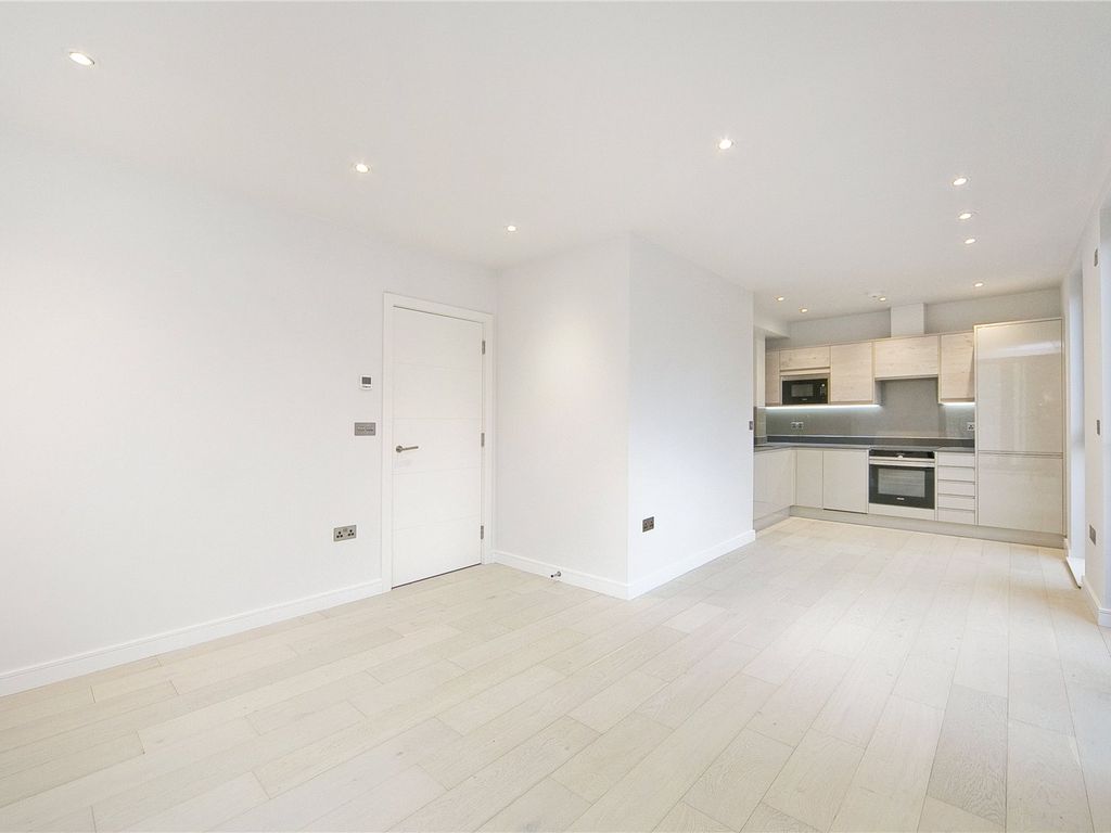 2 bed maisonette to rent in Leighton Road, Kentish Town NW5, £2,800 pcm