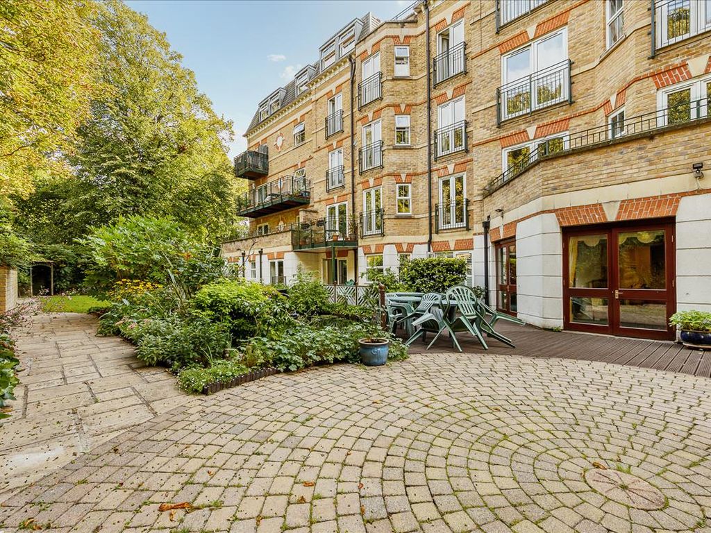 2 bed flat for sale in The Vale, Acton W3, £350,000