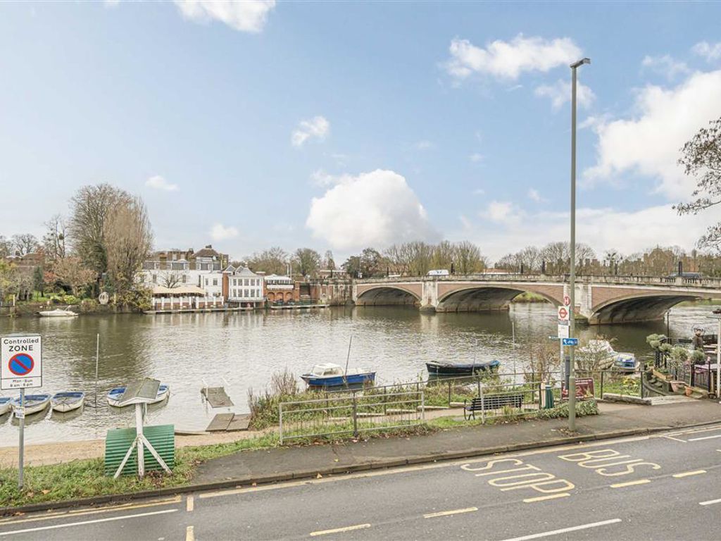 2 bed flat for sale in River Bank, East Molesey KT8, £675,000