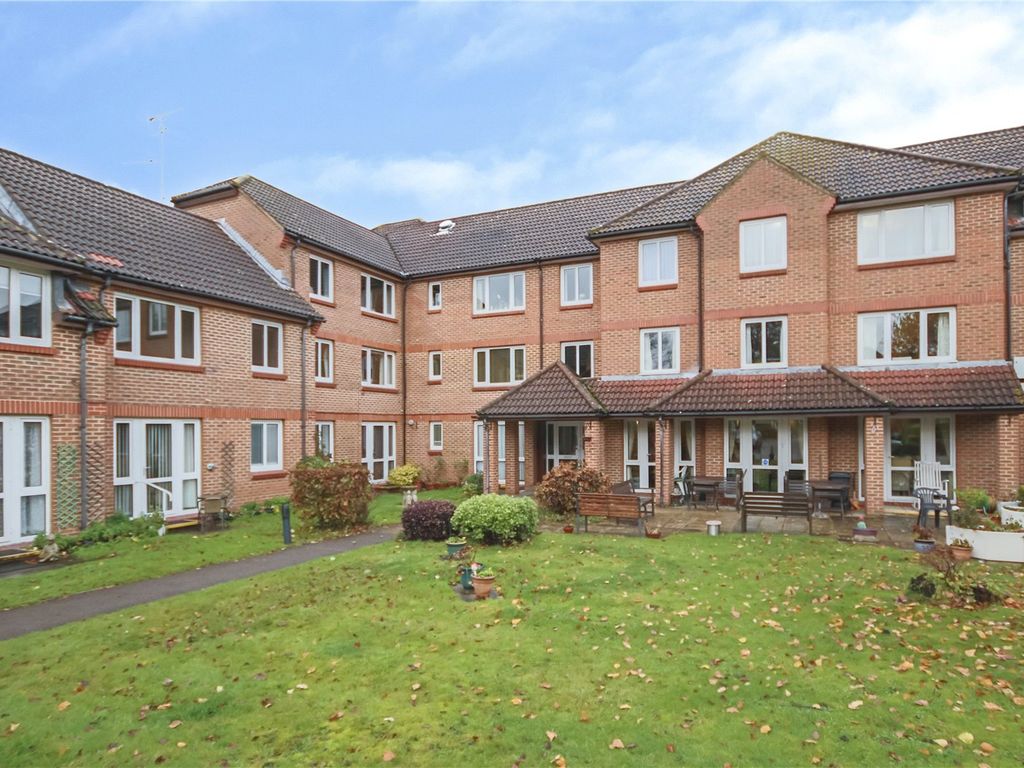 1 bed flat to rent in Winterbourne Court, Tebbit Close, Bracknell, Berkshire RG12, £900 pcm