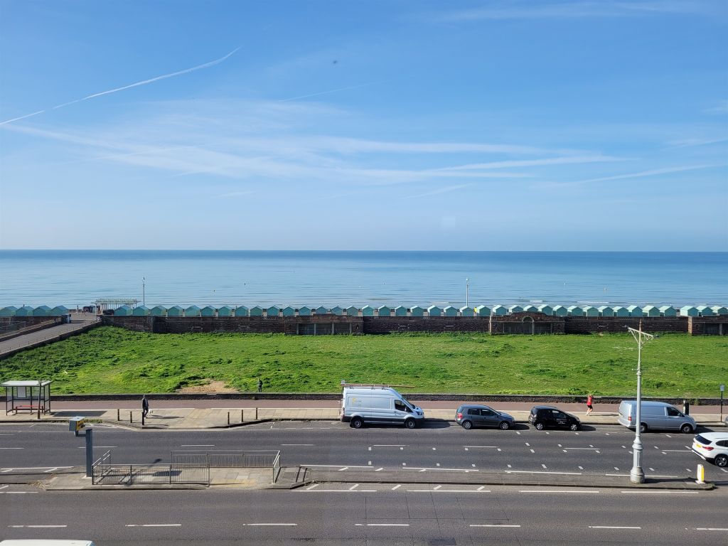2 bed flat for sale in Kingsway, Hove BN3, £400,000