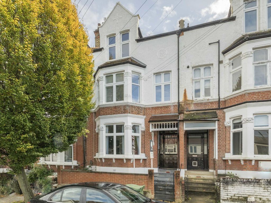 2 bed flat for sale in Deerhurst Road, London SW16, £495,000