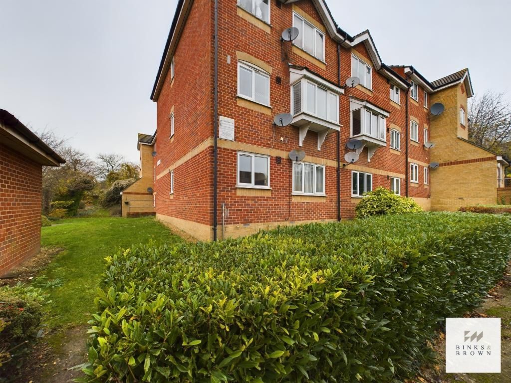 1 bed flat for sale in Rookley Court, Purfleet, Essex RM19, £167,500
