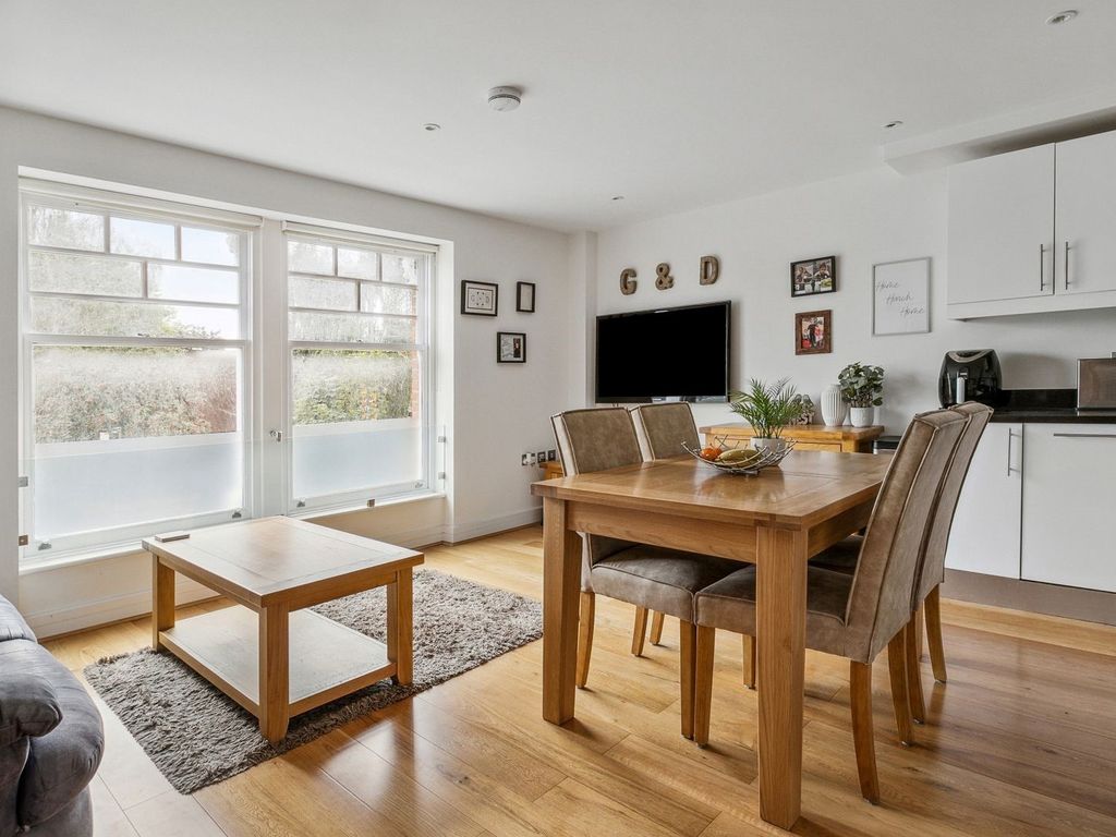 2 bed flat for sale in Beaconsfield Road, London N11, £425,000