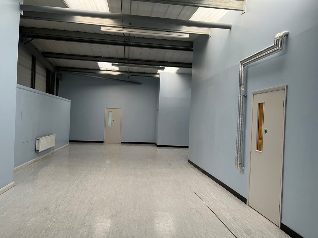 Warehouse to let in 4 Fitzhamon Court, Wolverton Mill, Milton Keynes, Buckinghamshire MK12, £60,000 pa