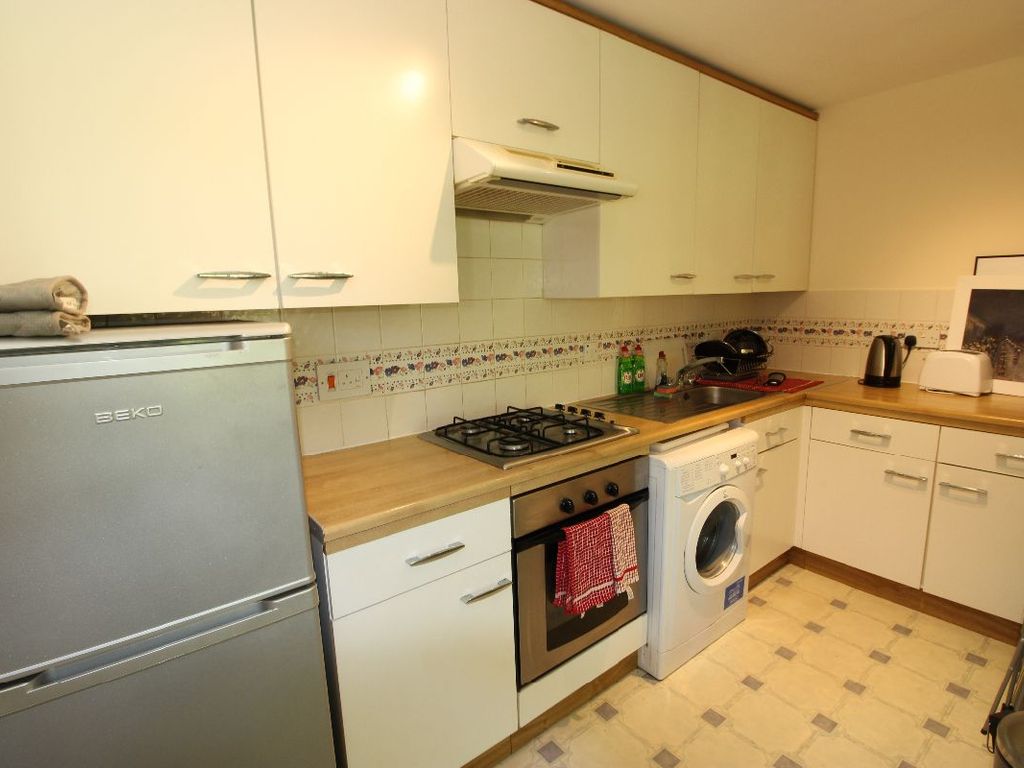 1 bed flat for sale in Oakfields, Alexandra Avenue, Camberley GU15, £180,000