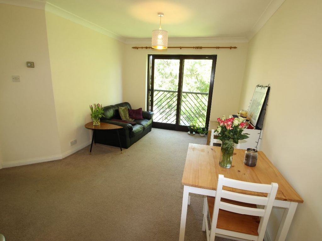 1 bed flat for sale in Oakfields, Alexandra Avenue, Camberley GU15, £180,000