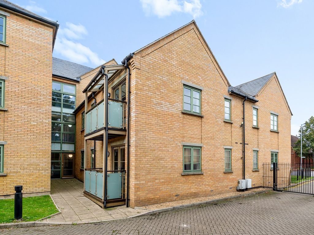 2 bed flat for sale in Nightingale Road, Hitchin SG5, £137,500