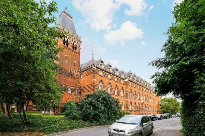 1 bed flat for sale in Victory Road, London E11, £290,000