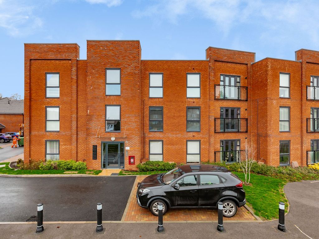 1 bed flat for sale in Birkdale Close, Chatham ME5, £190,000