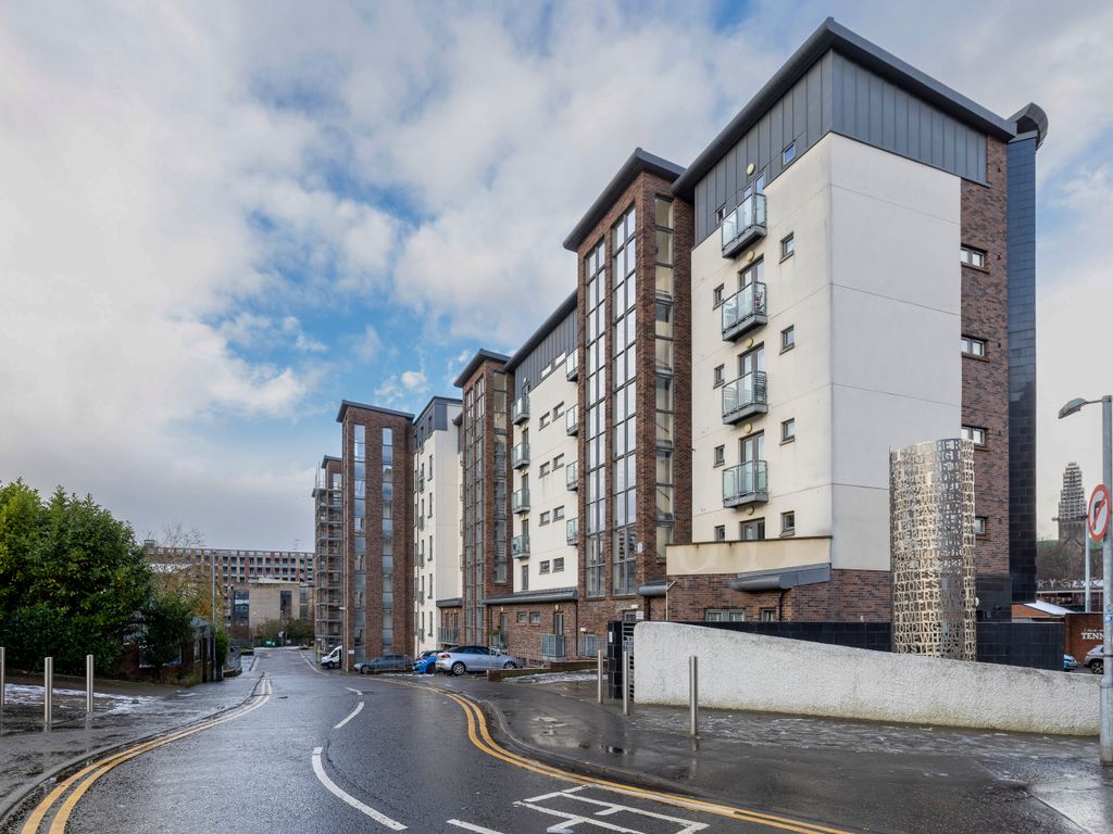 2 bed flat for sale in Duke Wynd, Drygate, Glasgow G4, £155,000