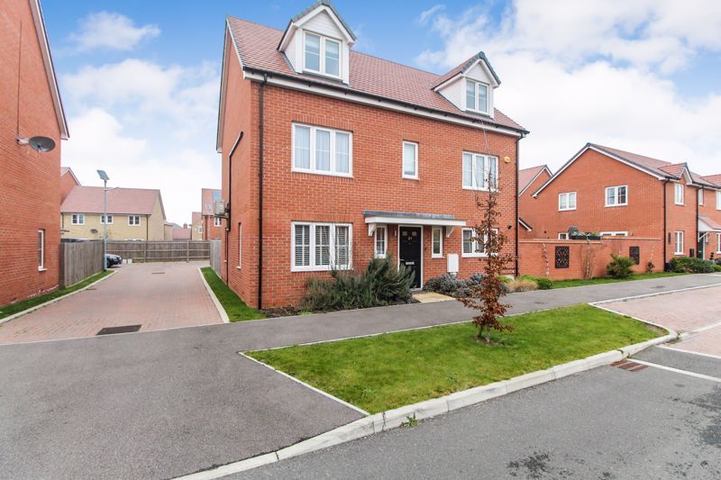 5 bed detached house for sale in Horseshoe Crescent, Houghton Conquest MK45, £550,000