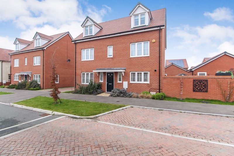 5 bed detached house for sale in Horseshoe Crescent, Houghton Conquest MK45, £550,000