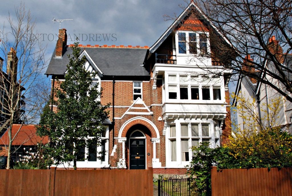 2 bed flat for sale in North Common Road, Ealing W5, £565,000