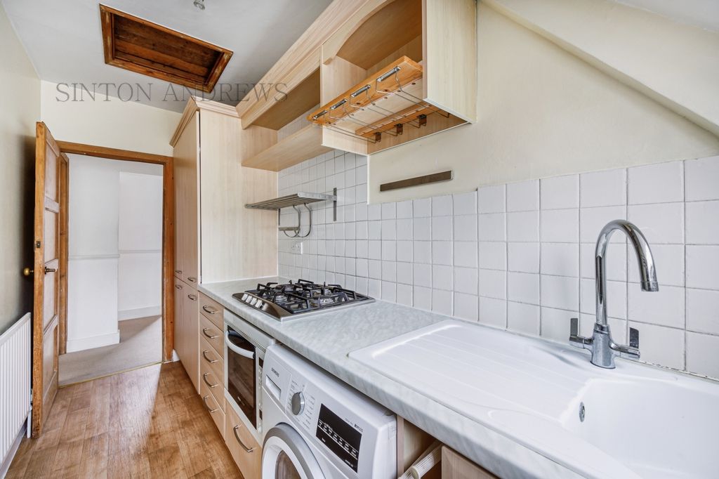 2 bed flat for sale in North Common Road, Ealing W5, £565,000