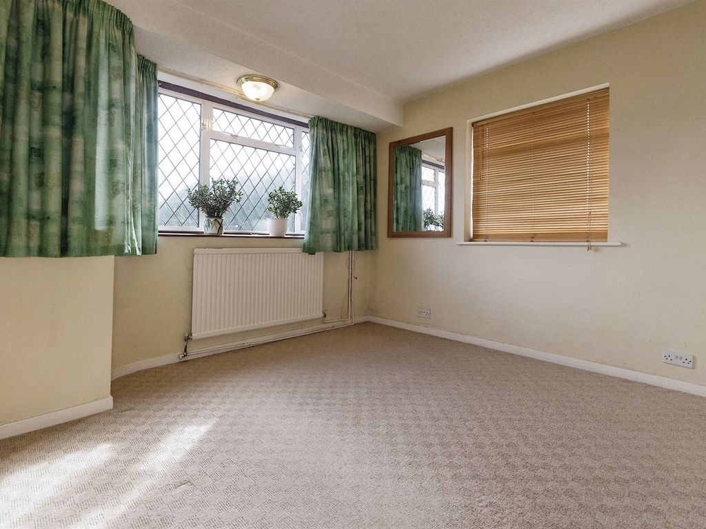 4 bed detached bungalow for sale in Ryecroft Way, Luton LU2, £450,000
