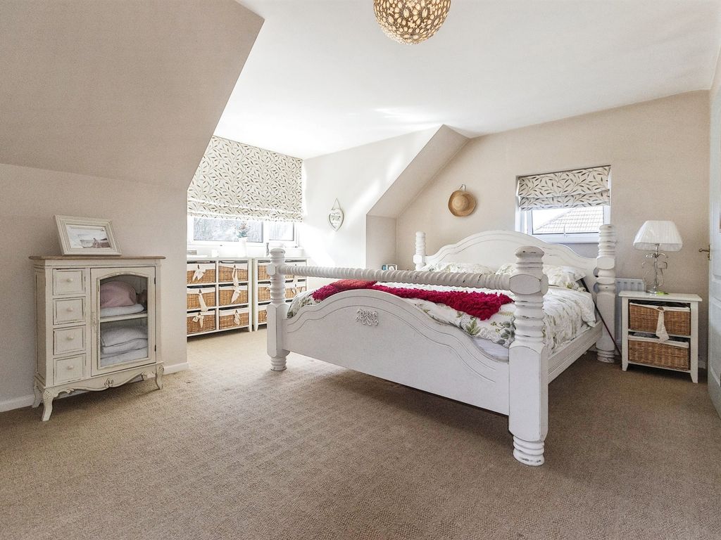 4 bed detached bungalow for sale in Ryecroft Way, Luton LU2, £450,000