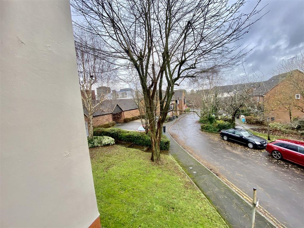 1 bed flat for sale in Dewell Mews, Old Town, Swindon SN3, £130,000