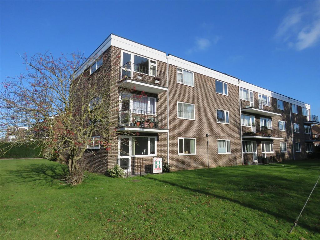 2 bed flat to rent in Ashley Court, New Milton BH25, £1,150 pcm