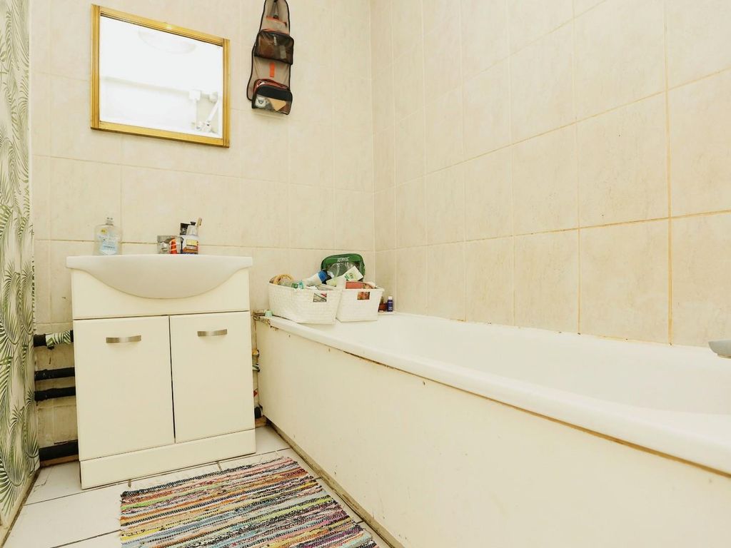 3 bed flat for sale in Hanworth House, John Ruskin Street, London SE5, £345,000