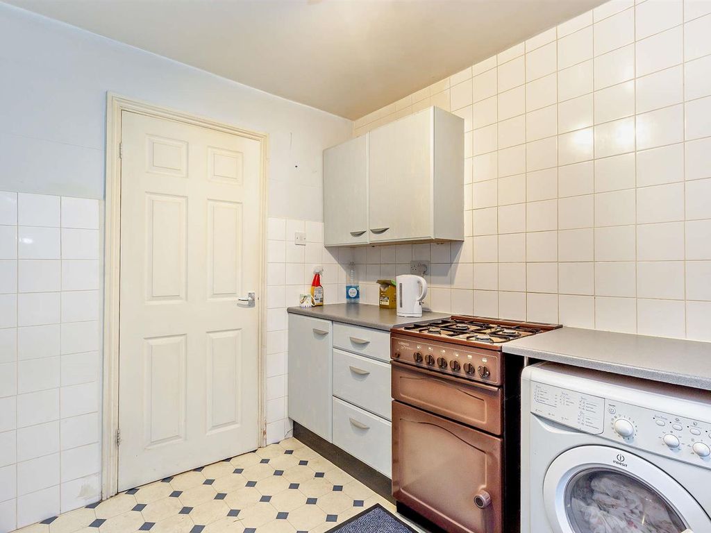 2 bed flat for sale in Udall Gardens, Collier Row, Romford RM5, £265,000