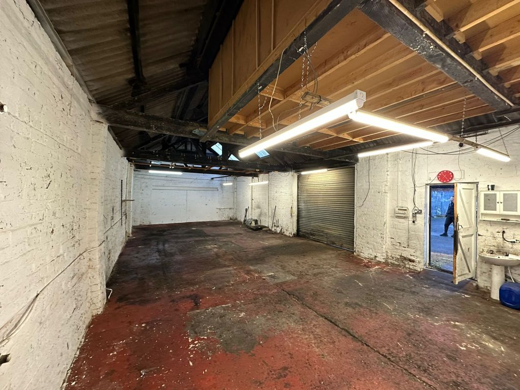 Warehouse to let in Dadsford Bridge Industrial Estate, Plant Street, West Midlands DY8, £15,000 pa