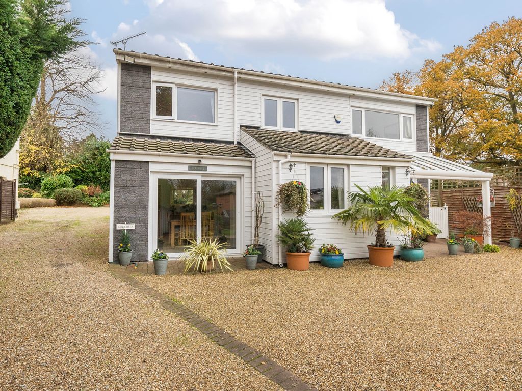 4 bed detached house for sale in Canhurst Lane, Knowl Hill, Reading RG10, £650,000