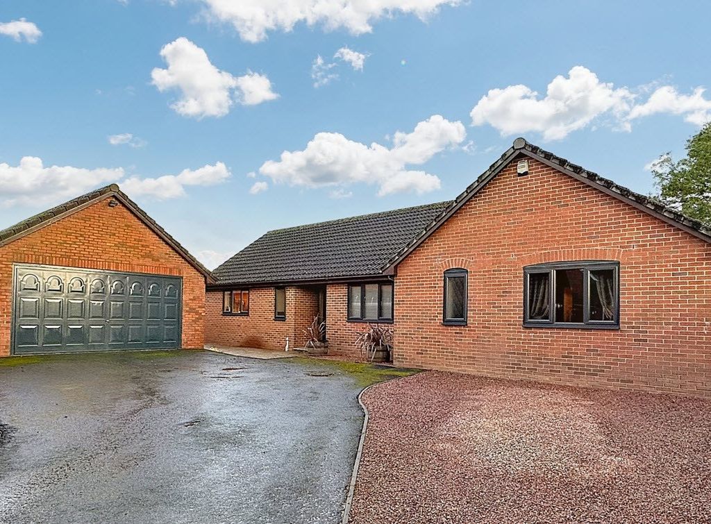 3 bed detached bungalow for sale in Croft Road, Clehonger, Hereford HR2, £475,000