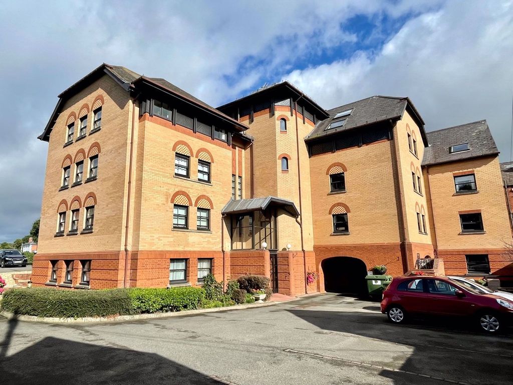 1 bed flat for sale in St. Nicholas Street, Hereford HR4, £130,000