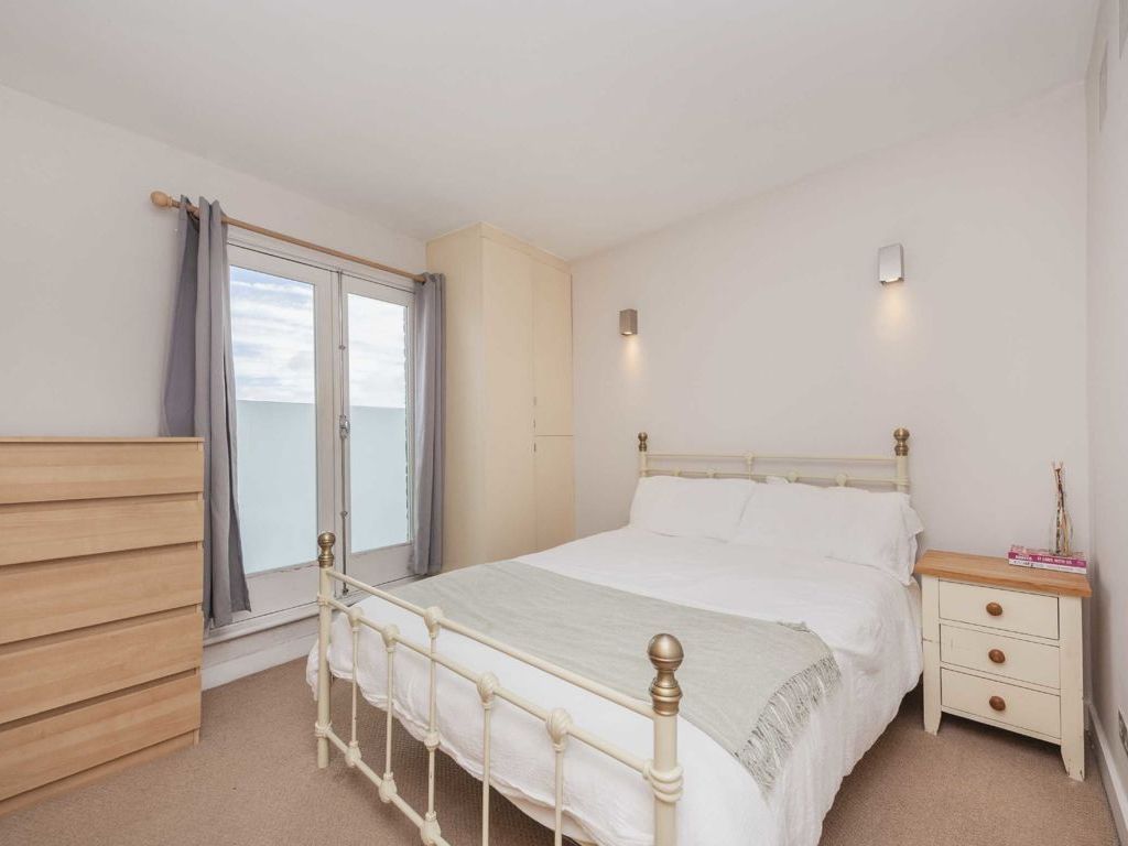 1 bed flat for sale in Fernlea Road, London SW12, £279,000