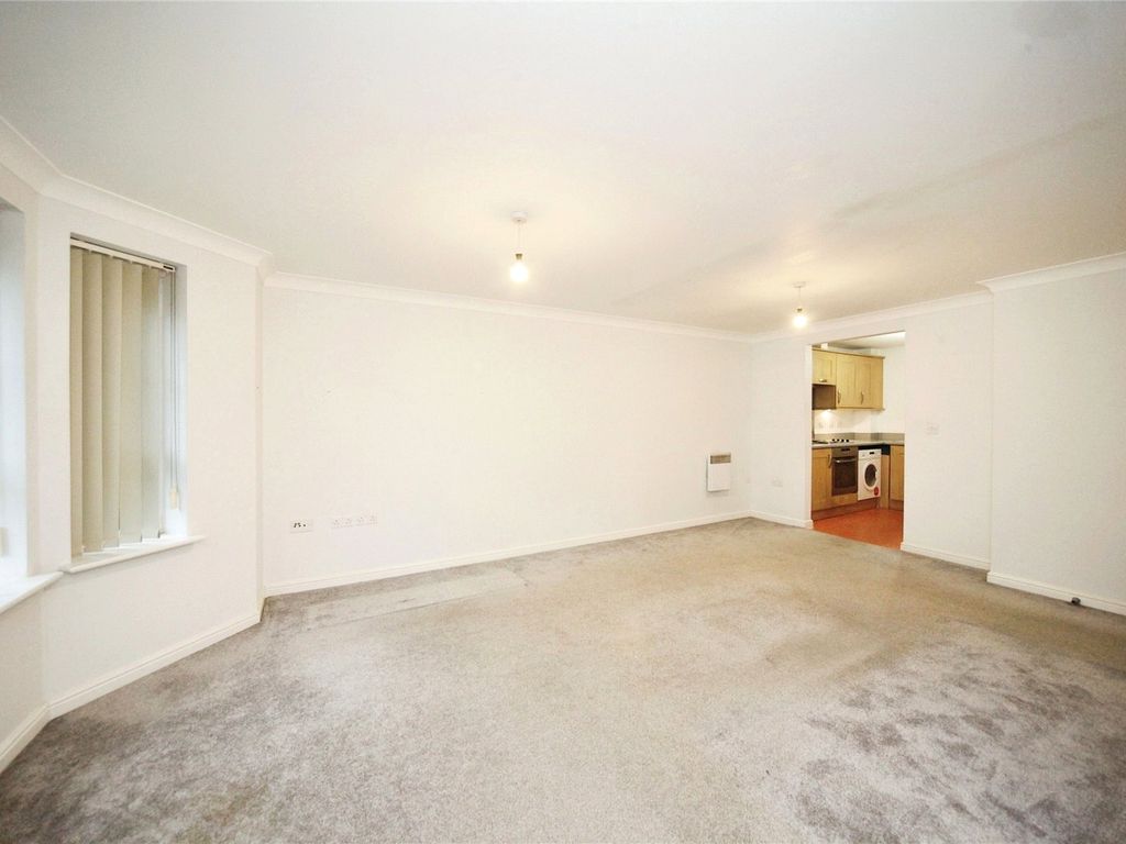 2 bed flat for sale in Watling Gardens, Dunstable, Bedfordshire LU6, £200,000