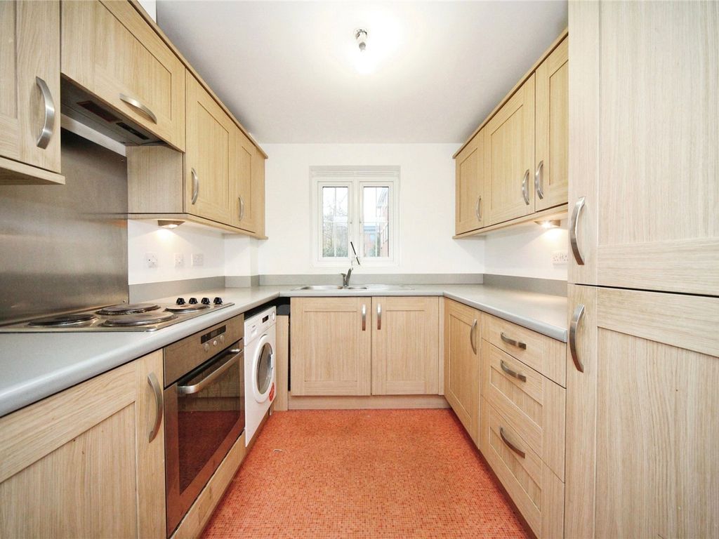 2 bed flat for sale in Watling Gardens, Dunstable, Bedfordshire LU6, £200,000