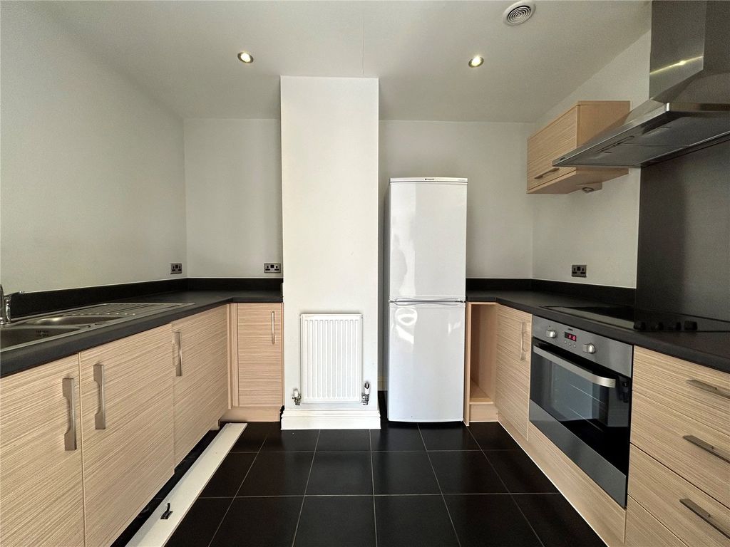 2 bed flat to rent in Felix Court, Colindale NW9, £1,900 pcm