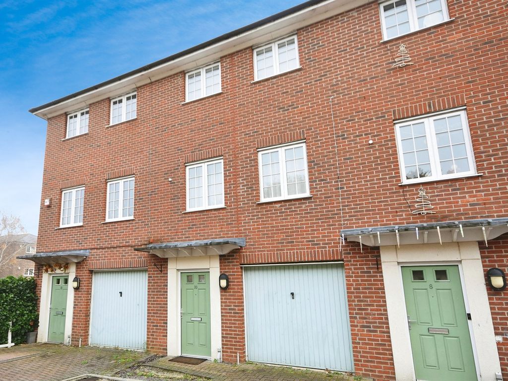 3 bed town house for sale in Lamberts Orchard, Braintree CM7, £340,000